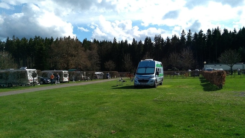 Das basenio.de-Wohnmobil auf dem Campingplatz Paulfeld. Wohnmobil, Paulfeld, Campingplatz, Urlaub, Stellplatz, Wald, Reise